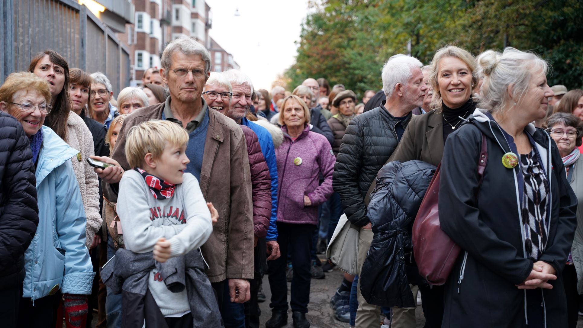 En stor flok gæster venter ved indgangen til Hotel- og Restaurantskolen inden Kulturnat 2022