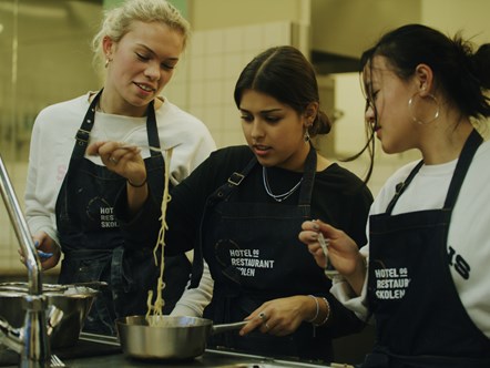 Elever fra 10. klasse på Hotel- og Restaurantskolen i København.