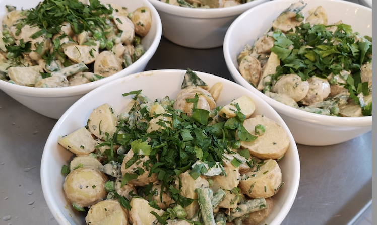 skåle med kartoffelsalat med bønner og urter