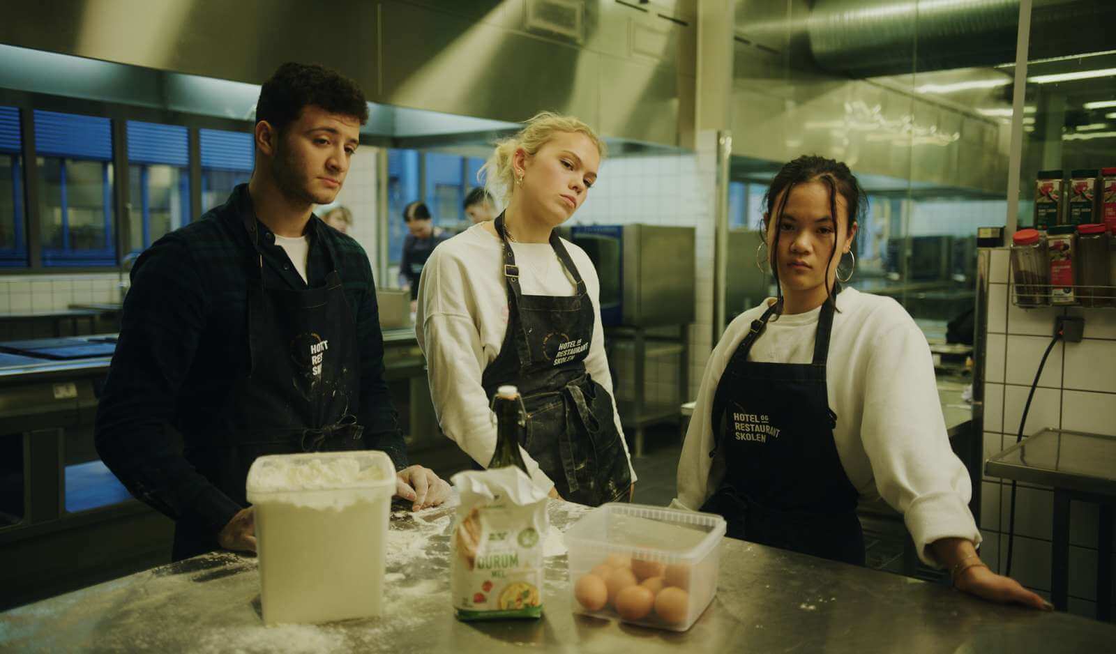 Elever i 10. klasse Hotel- og Restaurantskolen står i køkkenet.