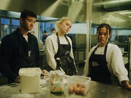 Elever i 10. klasse Hotel- og Restaurantskolen står i køkkenet.