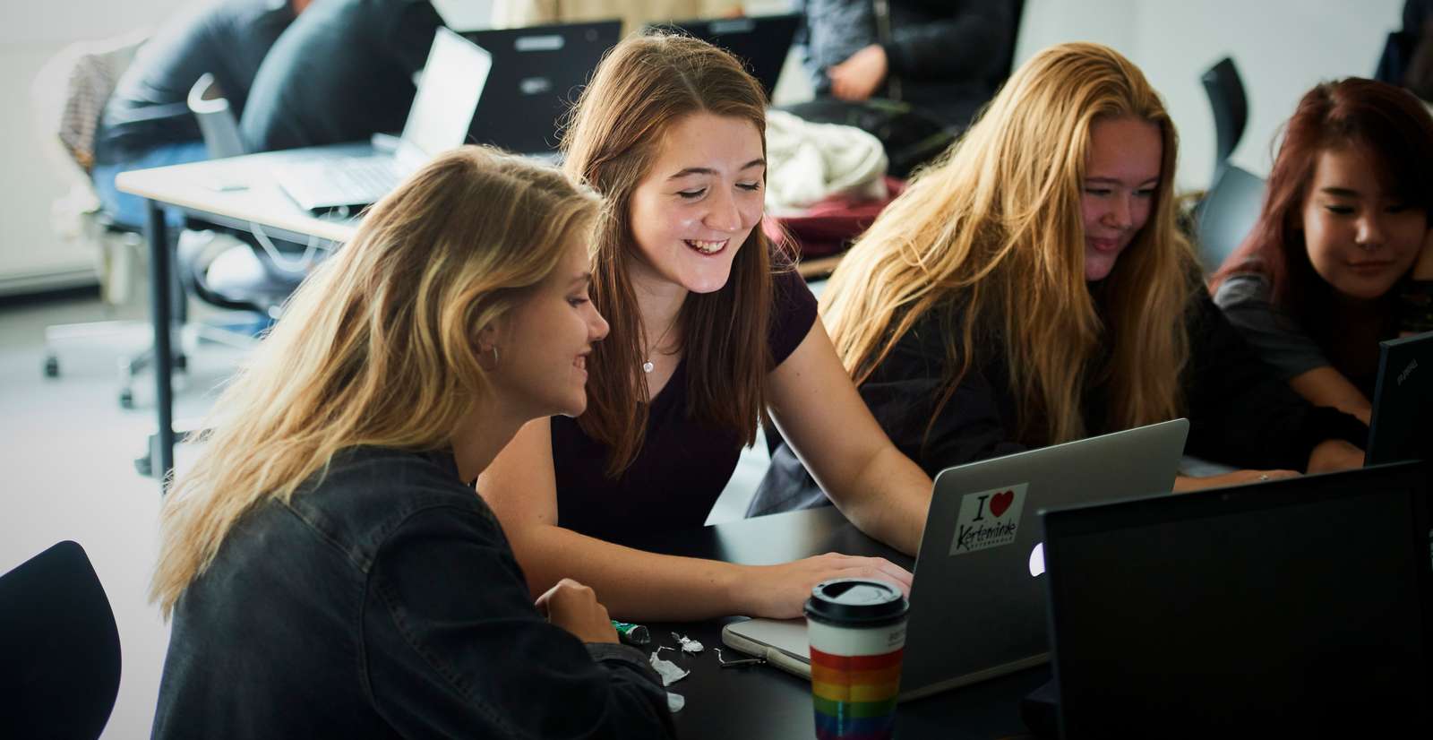 10. klasses elever sidder til undervisning sammen