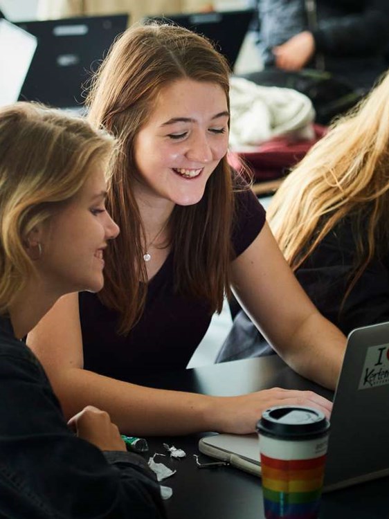 10. klasses elever sidder til undervisning sammen