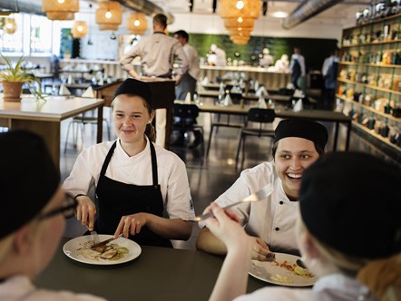 Elever spiser frokost i Spisehuset på Hotel- og Restaurantskolen