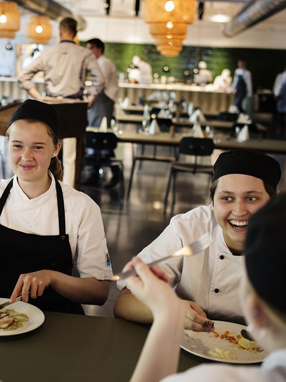 Elever spiser frokost i Spisehuset på Hotel- og Restaurantskolen