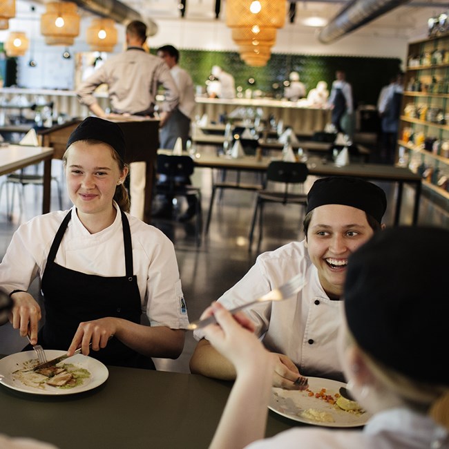 Elever spiser frokost i Spisehuset på Hotel- og Restaurantskolen