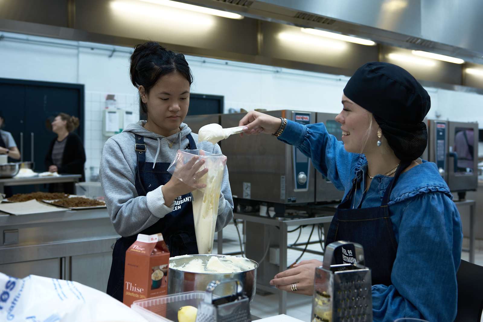 unge elever på Hotel- og Restaurantskolen