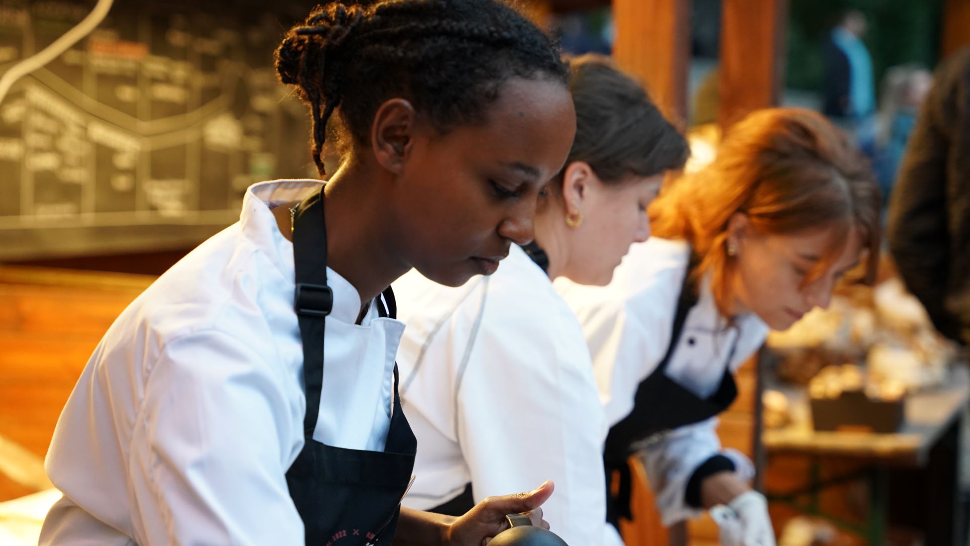 Elever fra Hotel- og Restaurantskolen anretter og serverer på Kulturnatten 2022