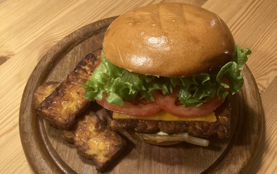 Hotel- og Restaurantskolens opskrift på burger med tempeh.
