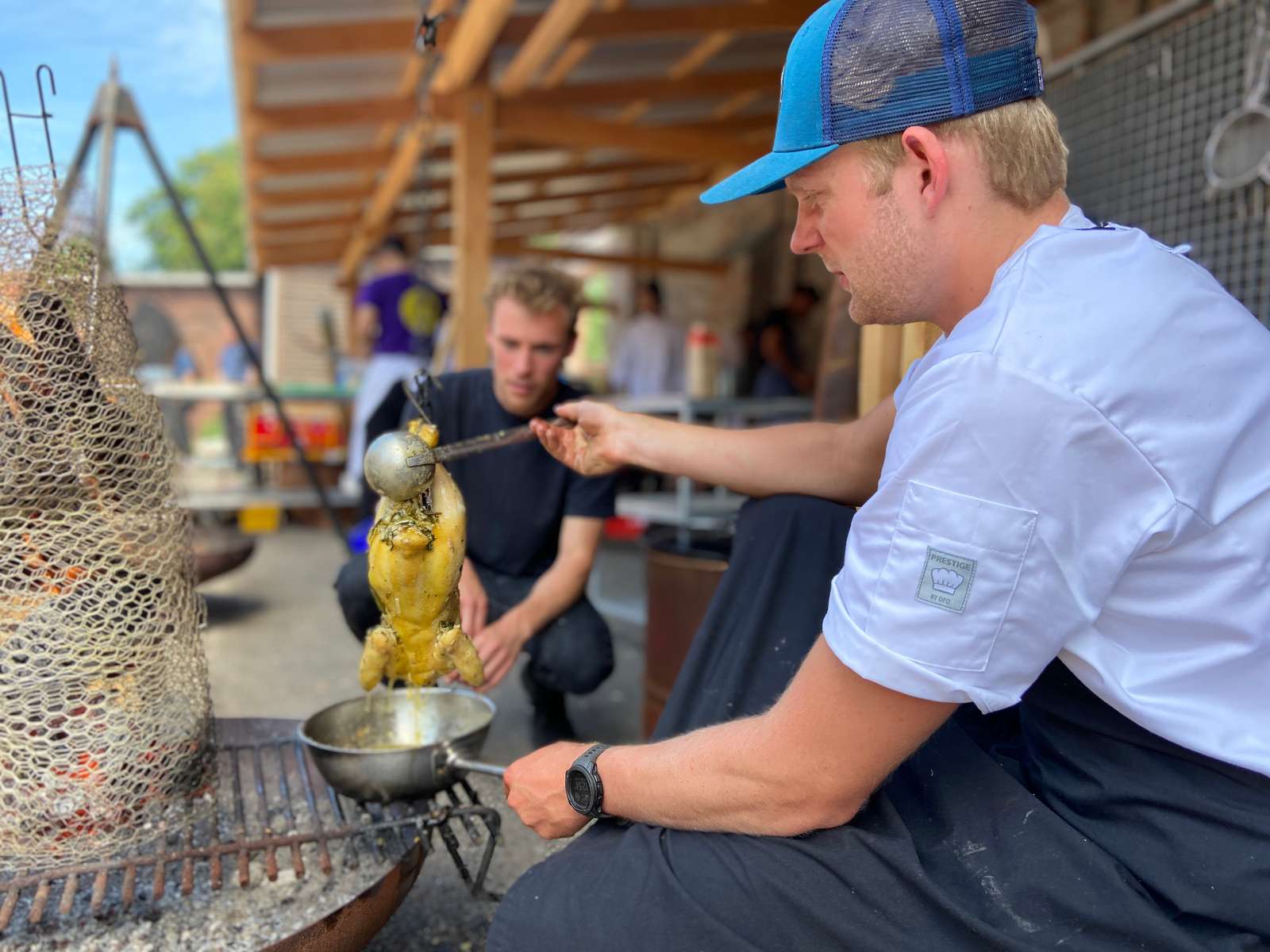 Der bliver lavet udendørs mad ved bålkøkkenet på Hotel- og Restaurantskolen.