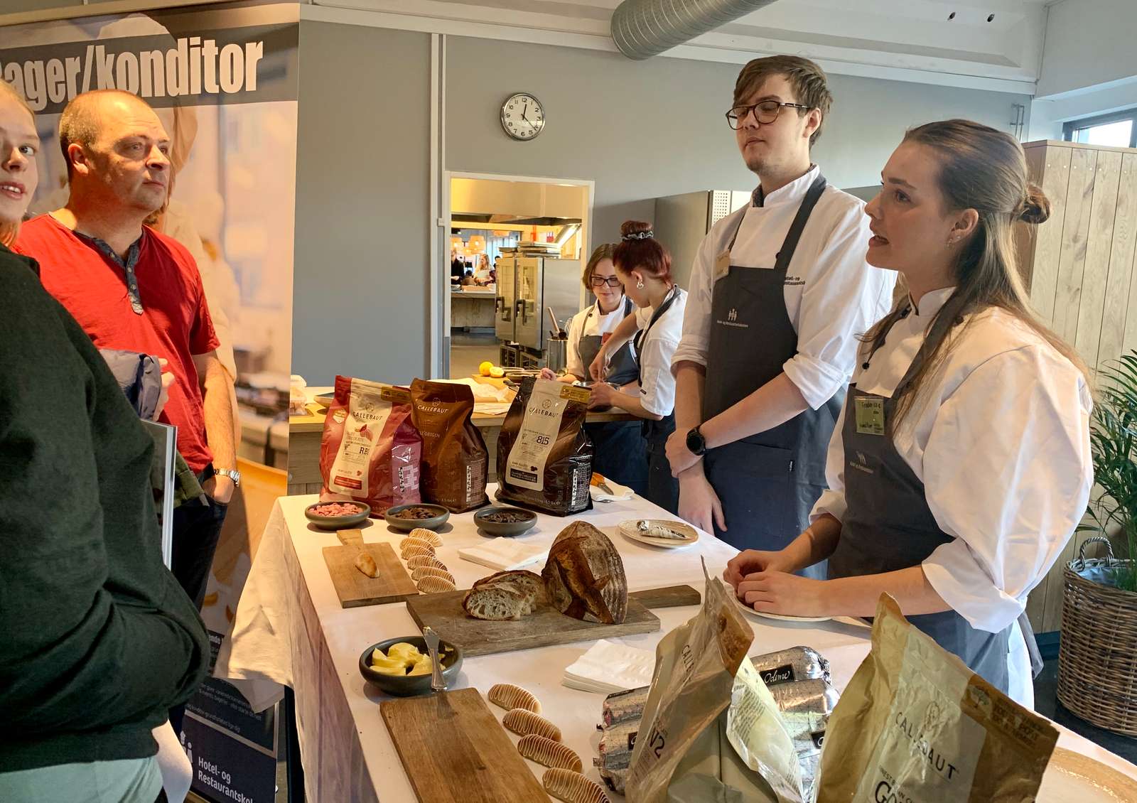 Bager/konditor elever har bagt brød og kransekager