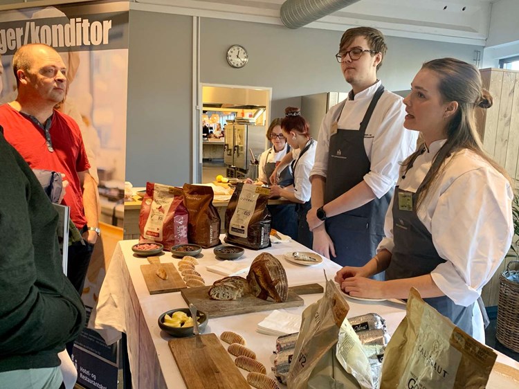 Bager/konditor elever har bagt brød og kransekager