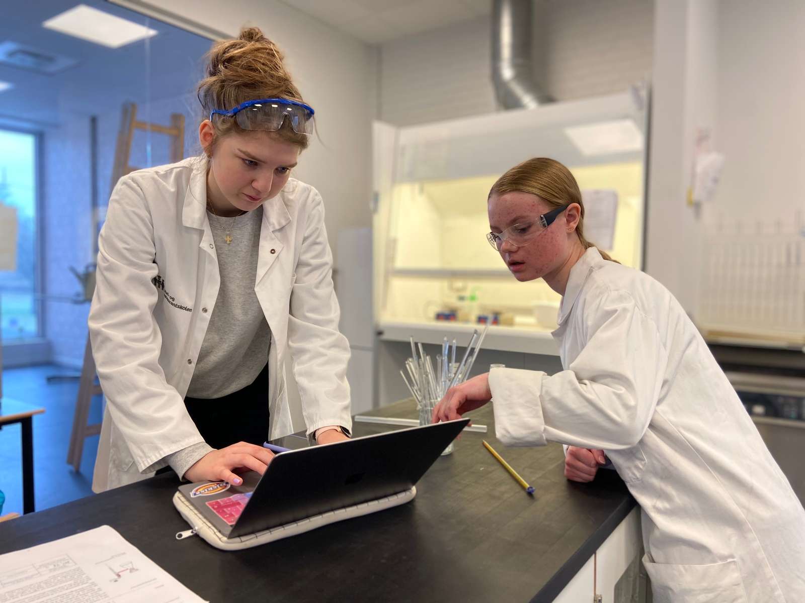 EUX-elever er i kemilokalet.