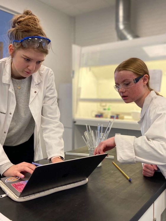 EUX-elever er i kemilokalet.