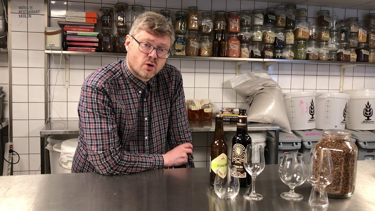 Øl-ekspert Bjarke Bundgaard underviser på Kellner-kurset på Hotel- og Restaurantskolen.