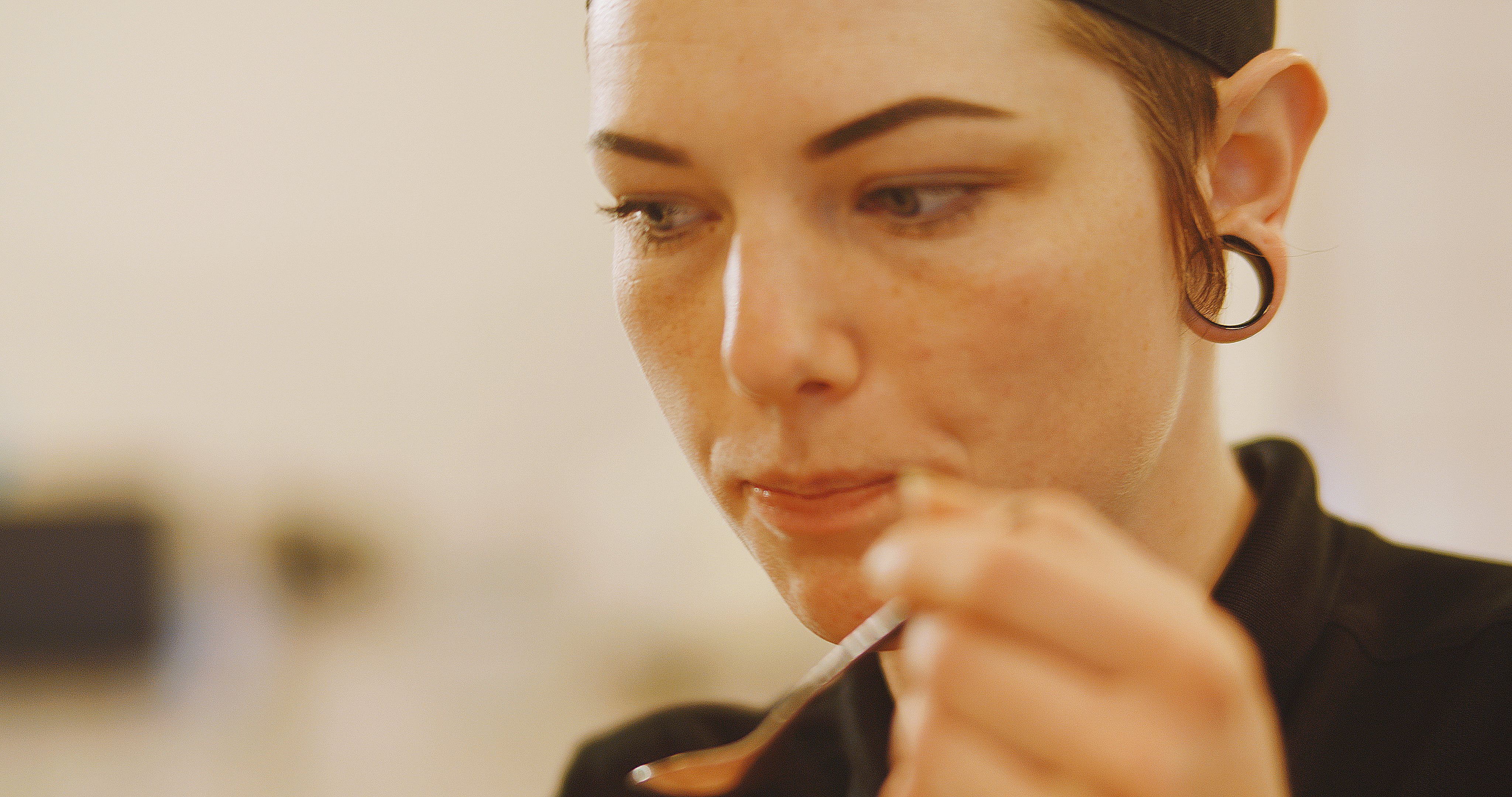 Ernæringsassistent Annika smager til på Hotel- og Restaurantskolen