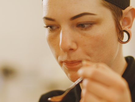 Ernæringsassistent Annika smager til på Hotel- og Restaurantskolen