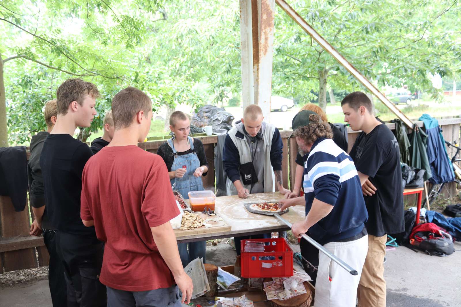 G1 elever forbereder pizza sammen på deres studietur på Hotel- og Restaurantskolen