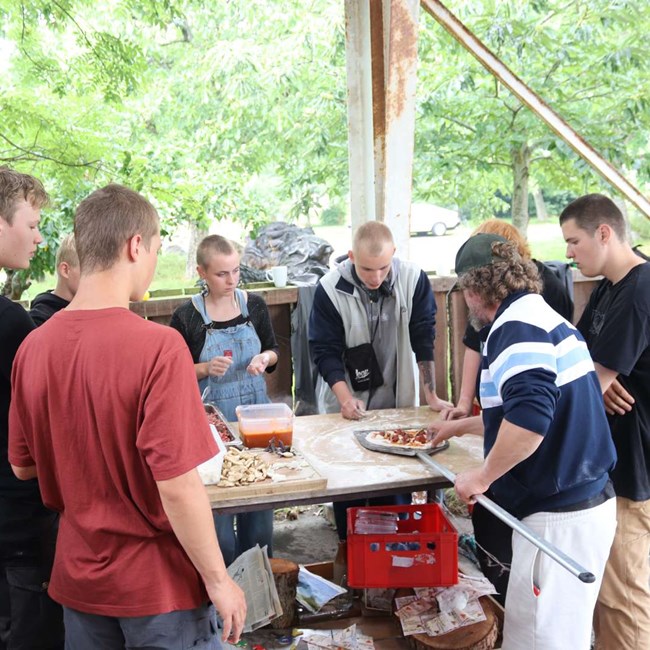G1 elever forbereder pizza sammen på deres studietur på Hotel- og Restaurantskolen