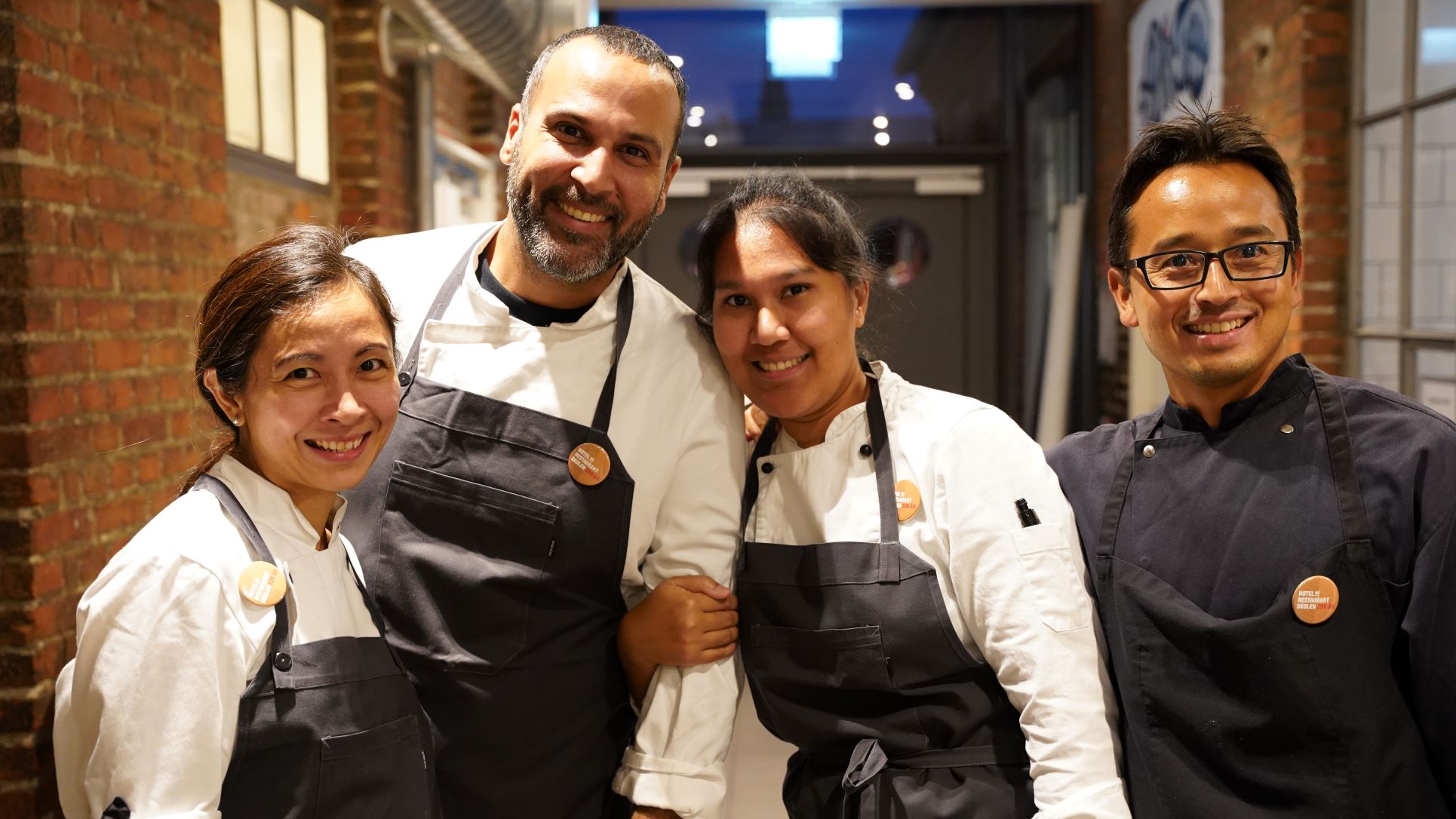 Elever fra Hotel- og Restaurantskolen står arm i arm på Kulturnatten 2022