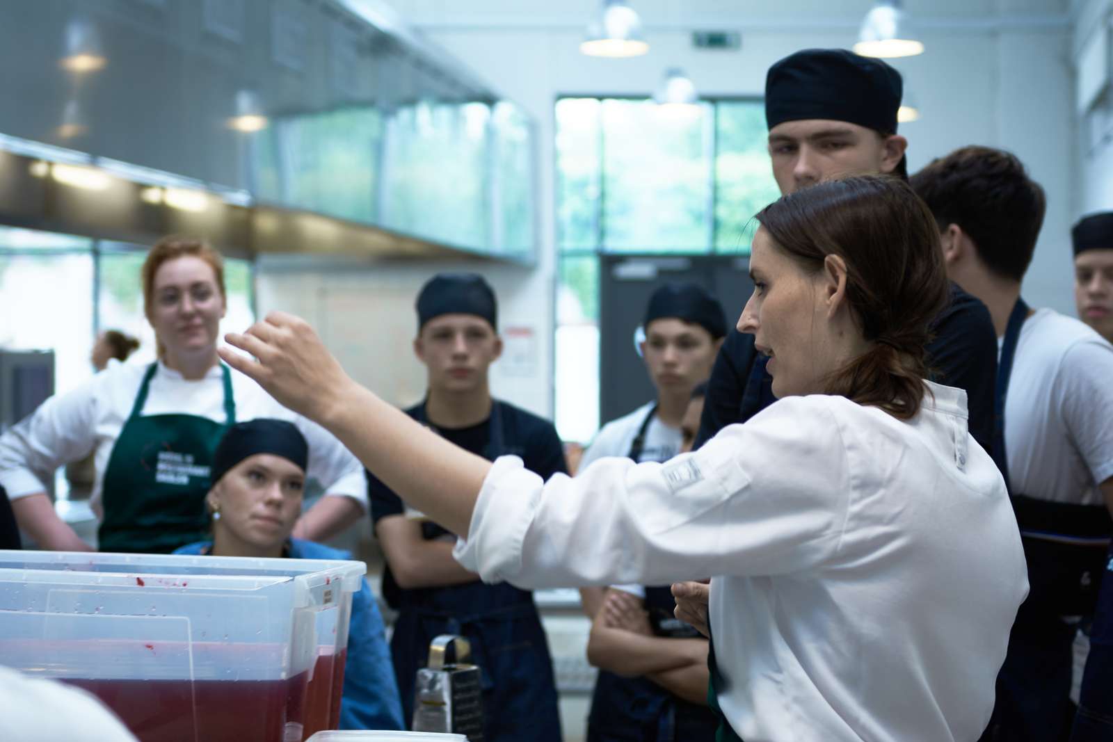 Underviser på Hotel- og Restaurantskolen demonstrerer for lyttende elever