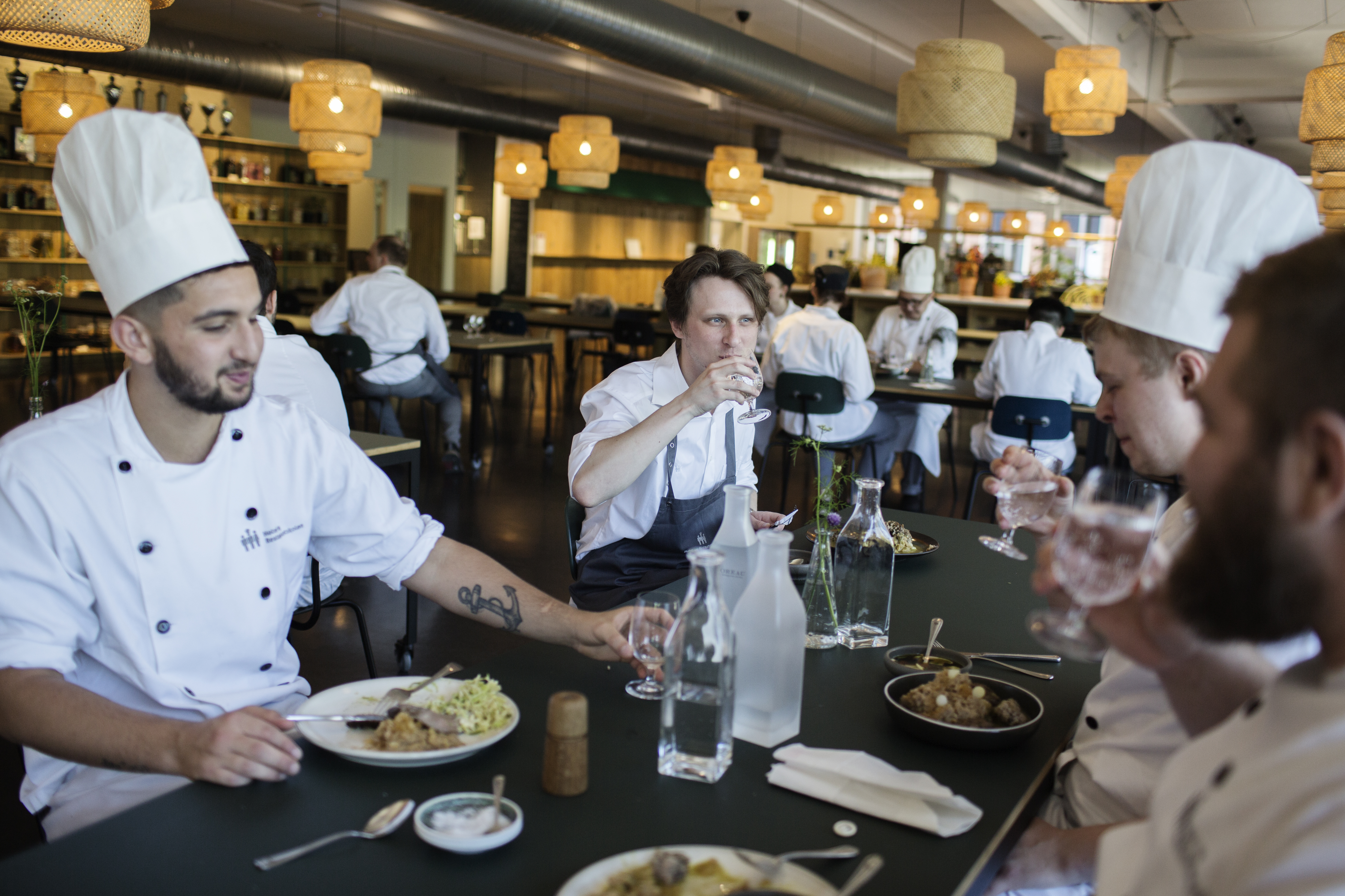 Kokkeelever spiser i Spisehuset