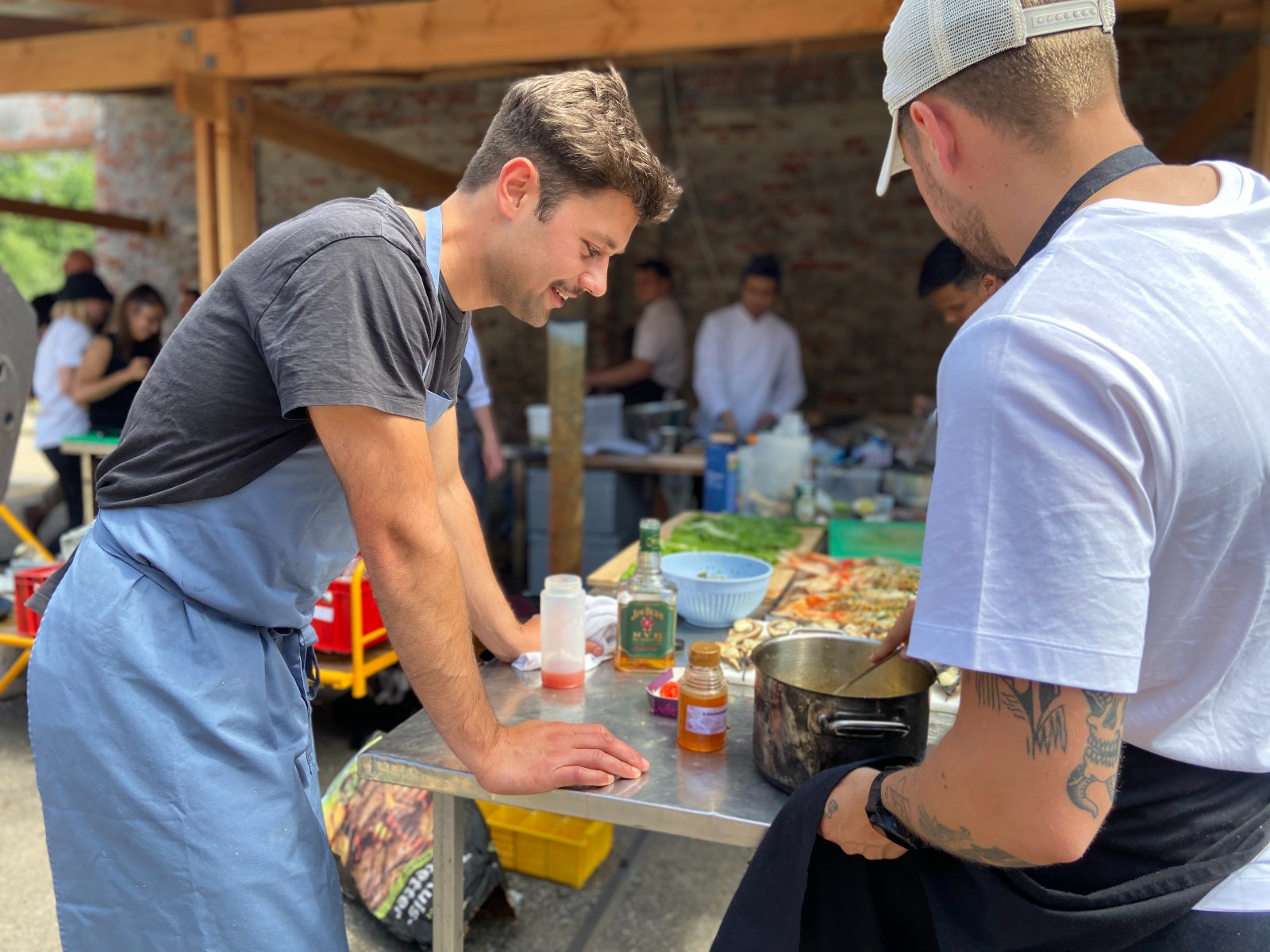 Elever fra Hotel- og Restaurantskolen i færd med at lave mad i vores udendørs køkkener.