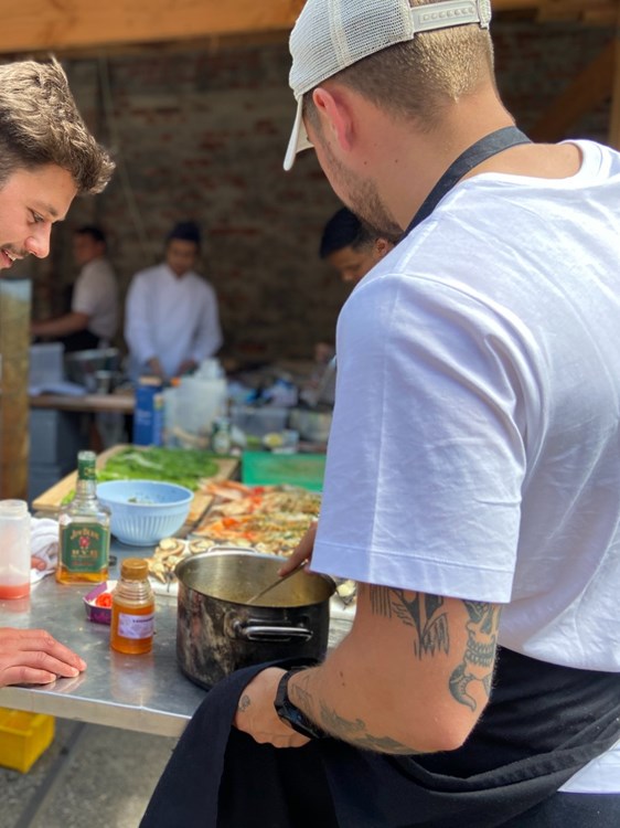 Elever fra Hotel- og Restaurantskolen i færd med at lave mad i vores udendørs køkkener.