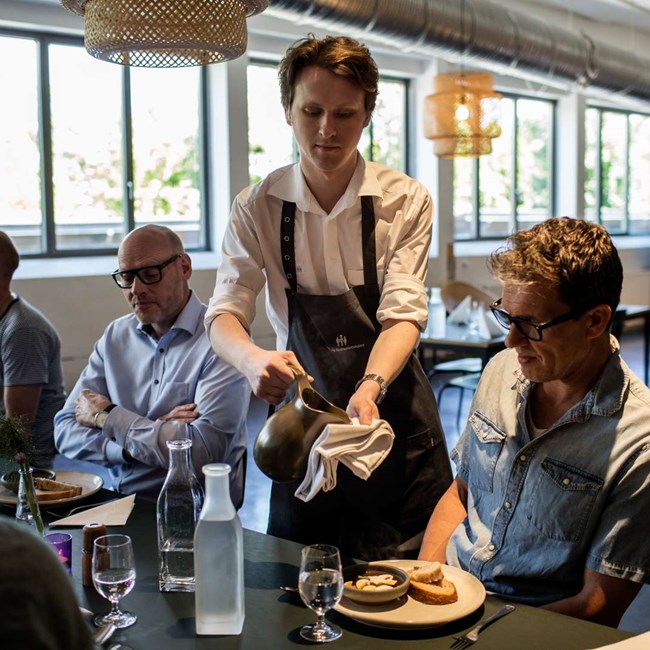 Tjenerelev serverer i skolens restaurant.