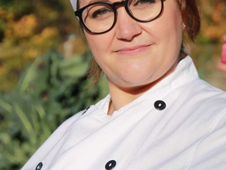 International  Class elev Oana smiler til kameraet på Hotel- og Restaurantskolen