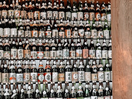 En masse forskellige flasker sake i forbindelse med sake-kursus på Hotel- og Restaurantskolen.