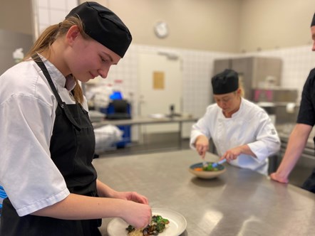 På EUX Smørrebrød og catering lærer du håndværket, samtidig med du får en studenterhue.