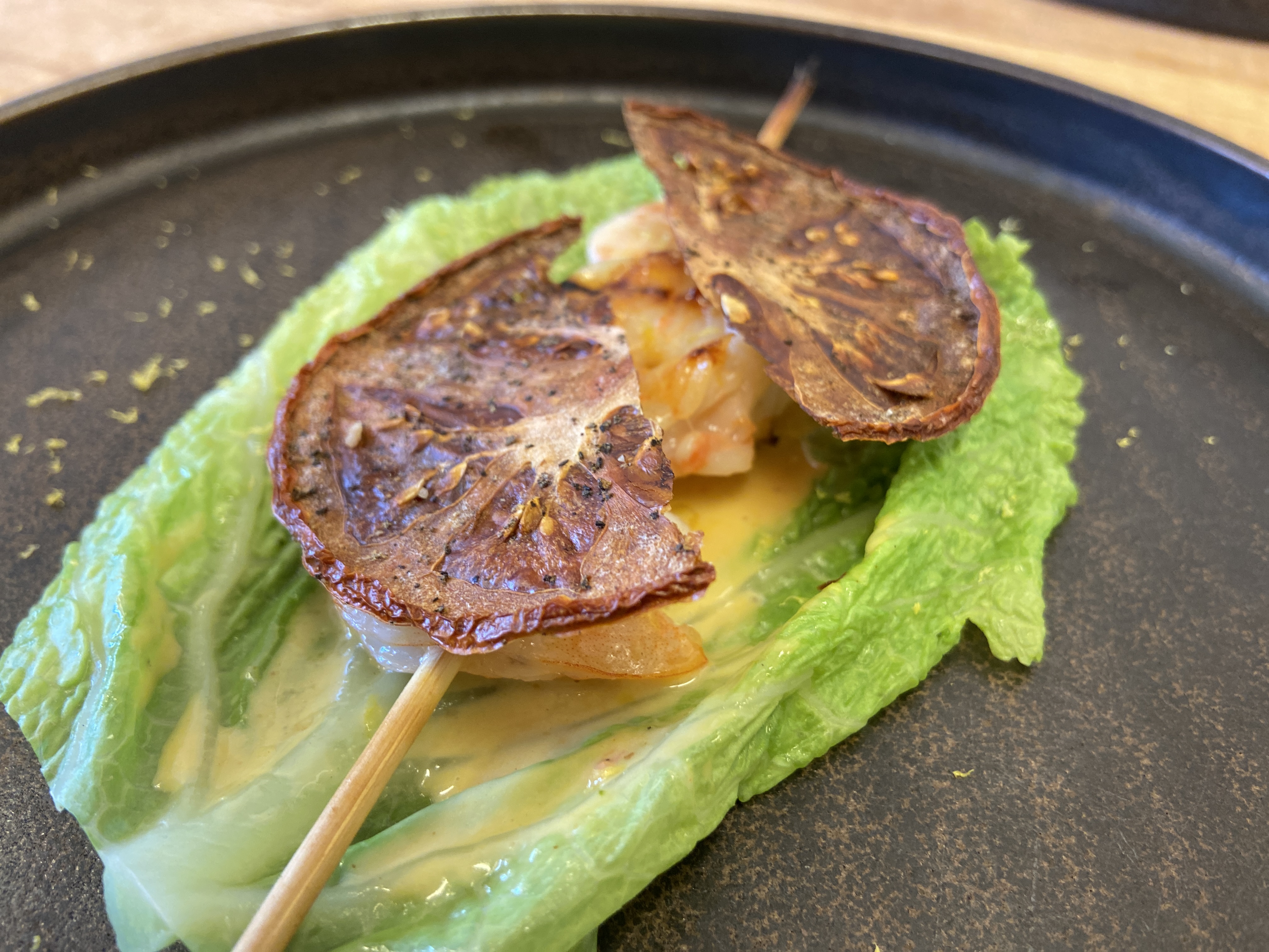 Nytænkt rejecocktail på spyd med salat, tomat og emulsion af tomat og reje