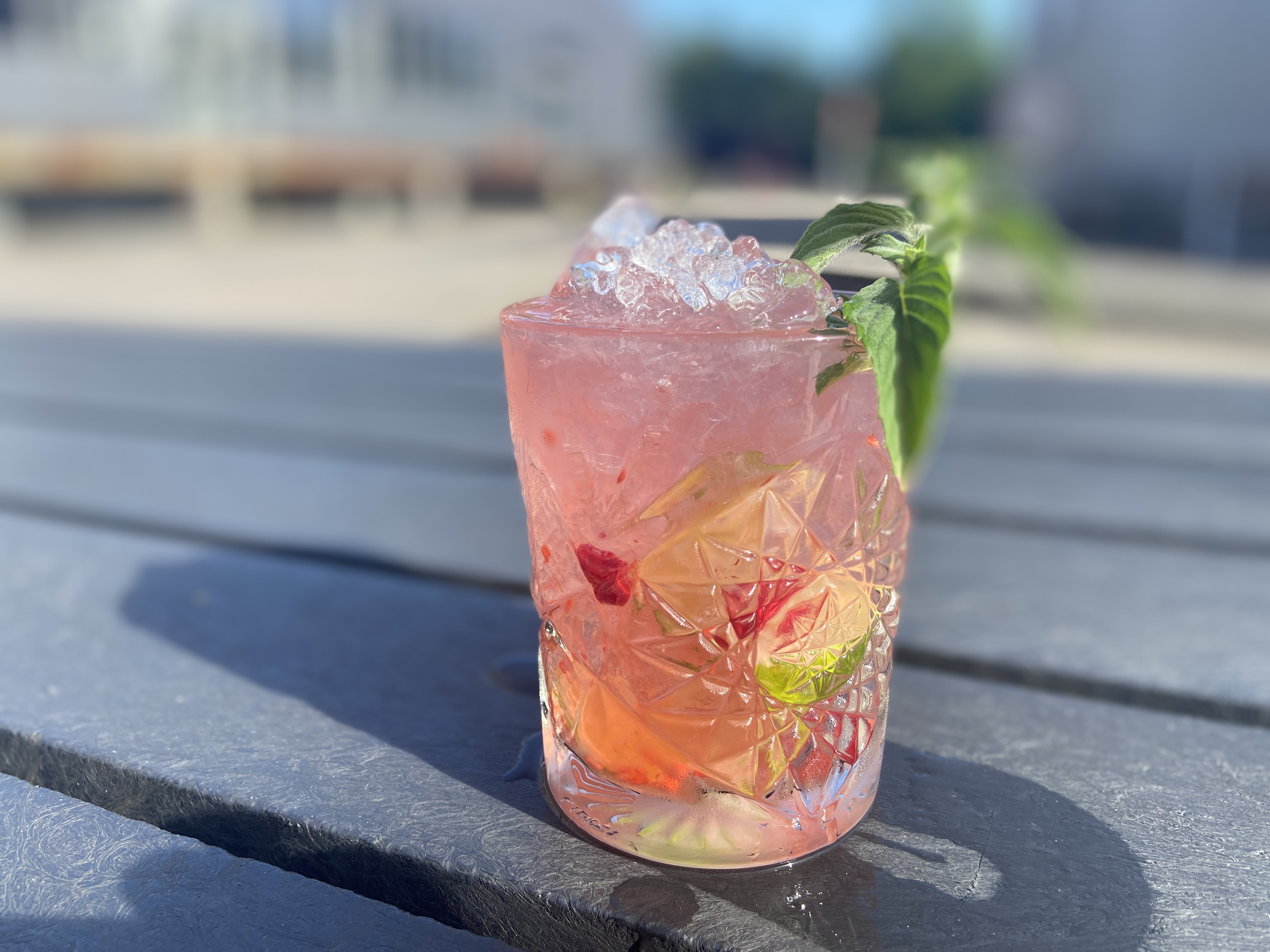 Hotel- og Restaurantskolens opskrift på en rasberry caipirinha