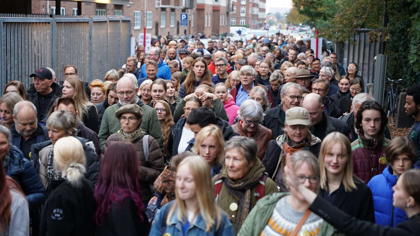 En stor strøm af gæster strømmer ind ved indgangen til Kulturnat 2022 på Hotel- og Restaurantskolen 