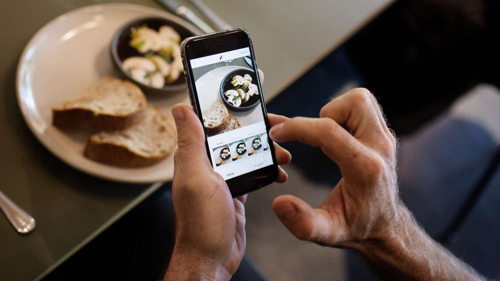 Billede af anretning med telefon