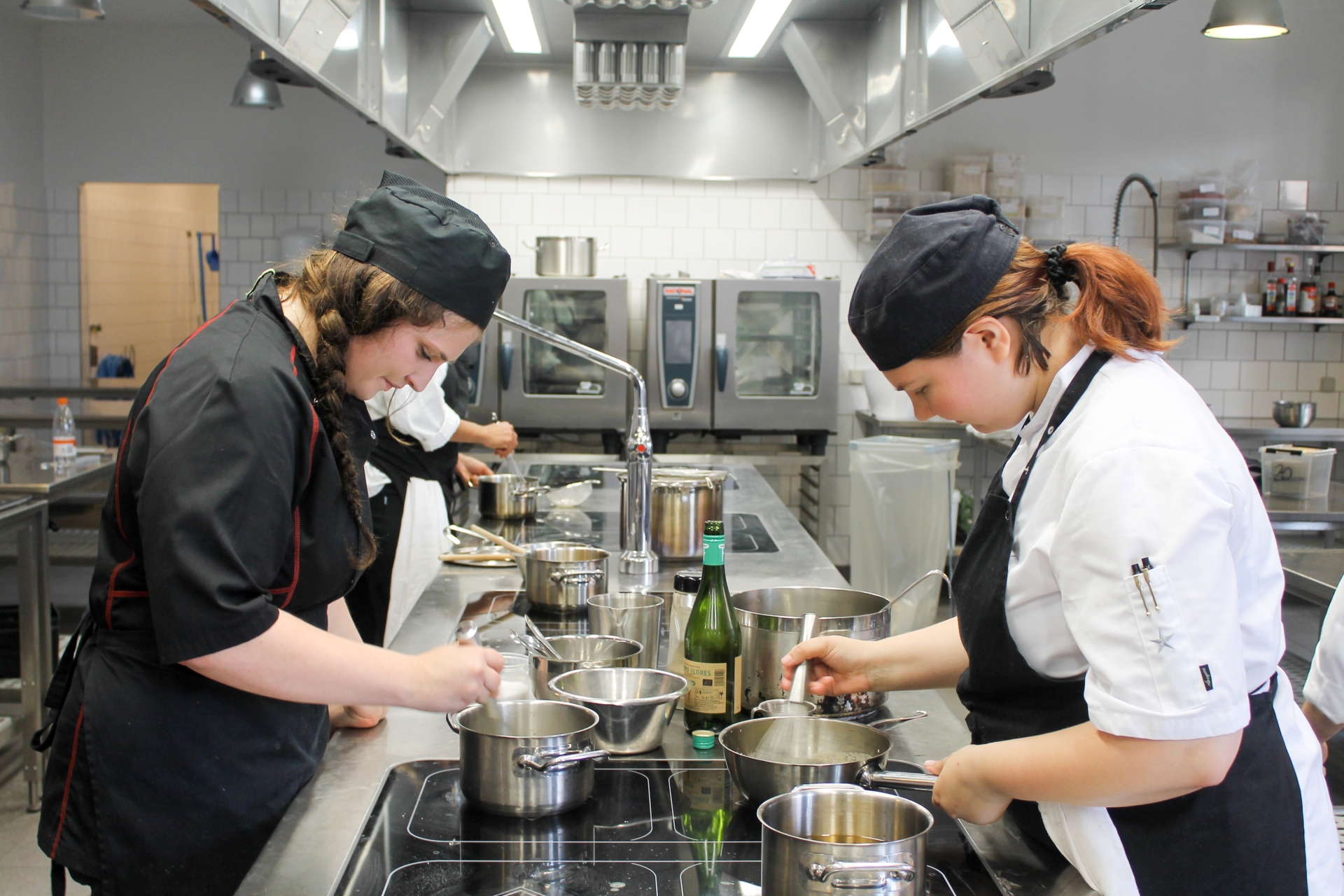 Der er koncentration i køkkenet på Hotel- og Restaurantskolen
