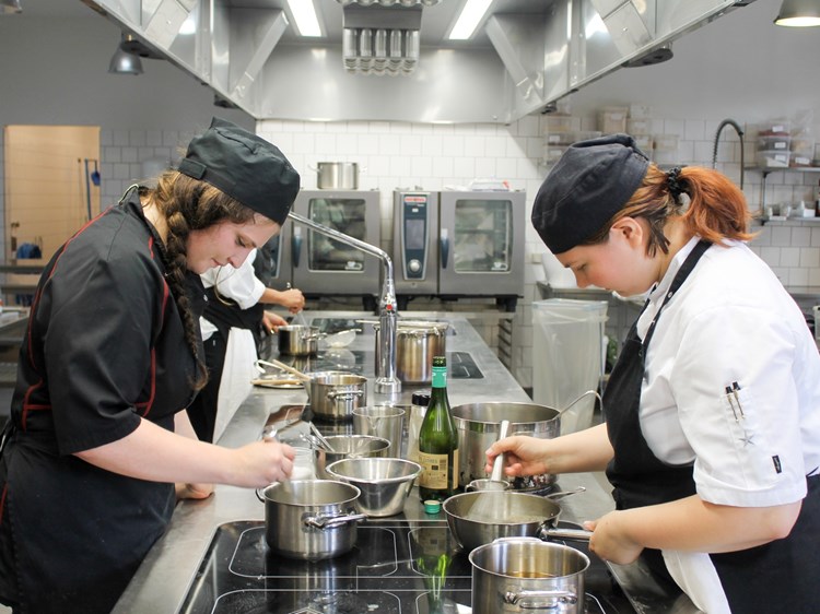 Der er koncentration i køkkenet på Hotel- og Restaurantskolen