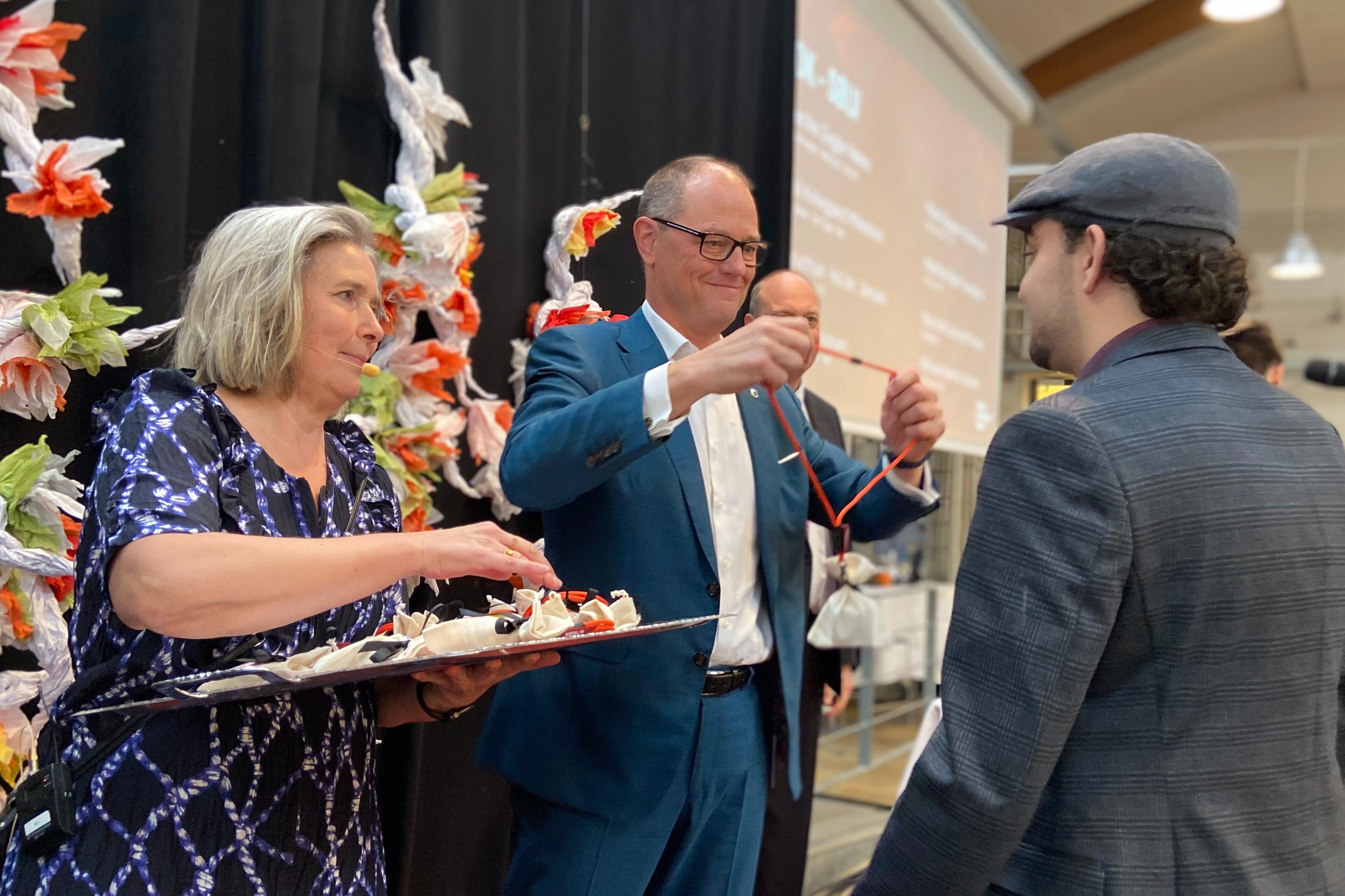 Elev fra Hotel- og Restaurantskolen får medalje.
