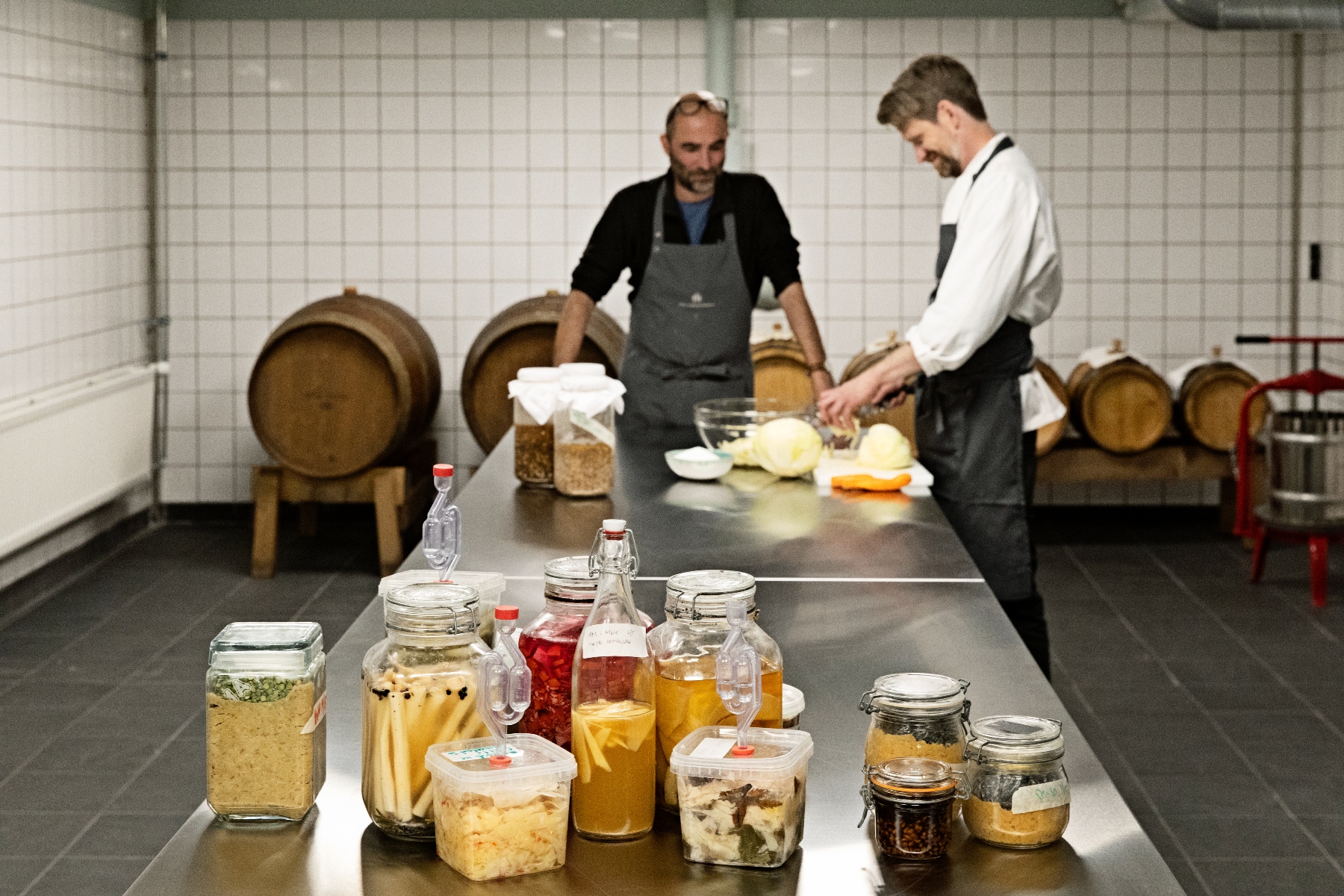 På skolen fermenterer vi alverdens råvarer til brug i undervisningen.