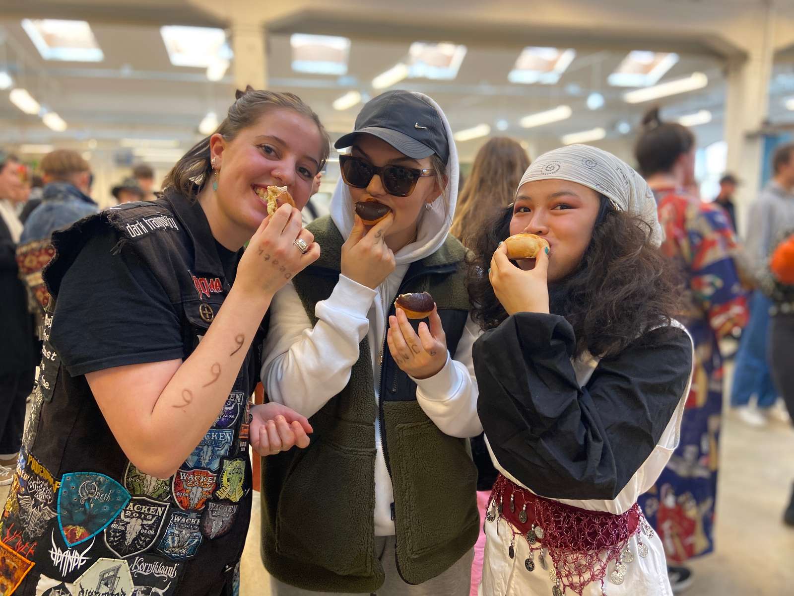 Udklædte EUX-elever til fastelavn.