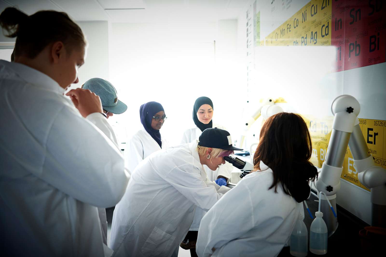 EUX-elever er i kemilokalet.