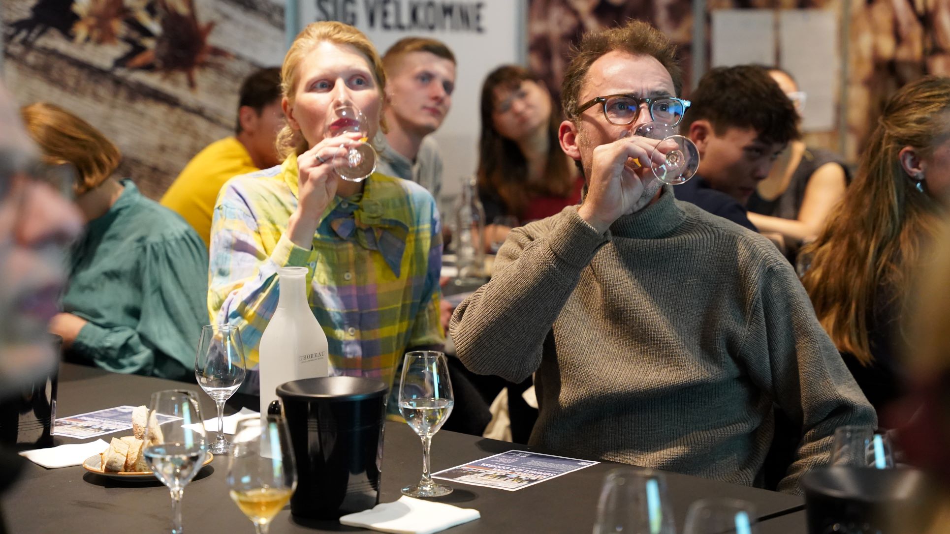 Gæster smager på deres vin til en vinsmagning på Hotel- og Restaurantskolen under Kulturnatten 2022