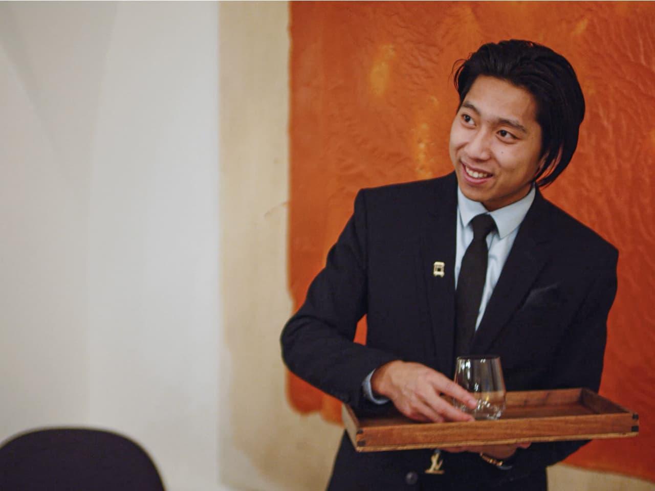 På tjeneruddannelsen lærer du om service, vine, værtskab og en masse andet.