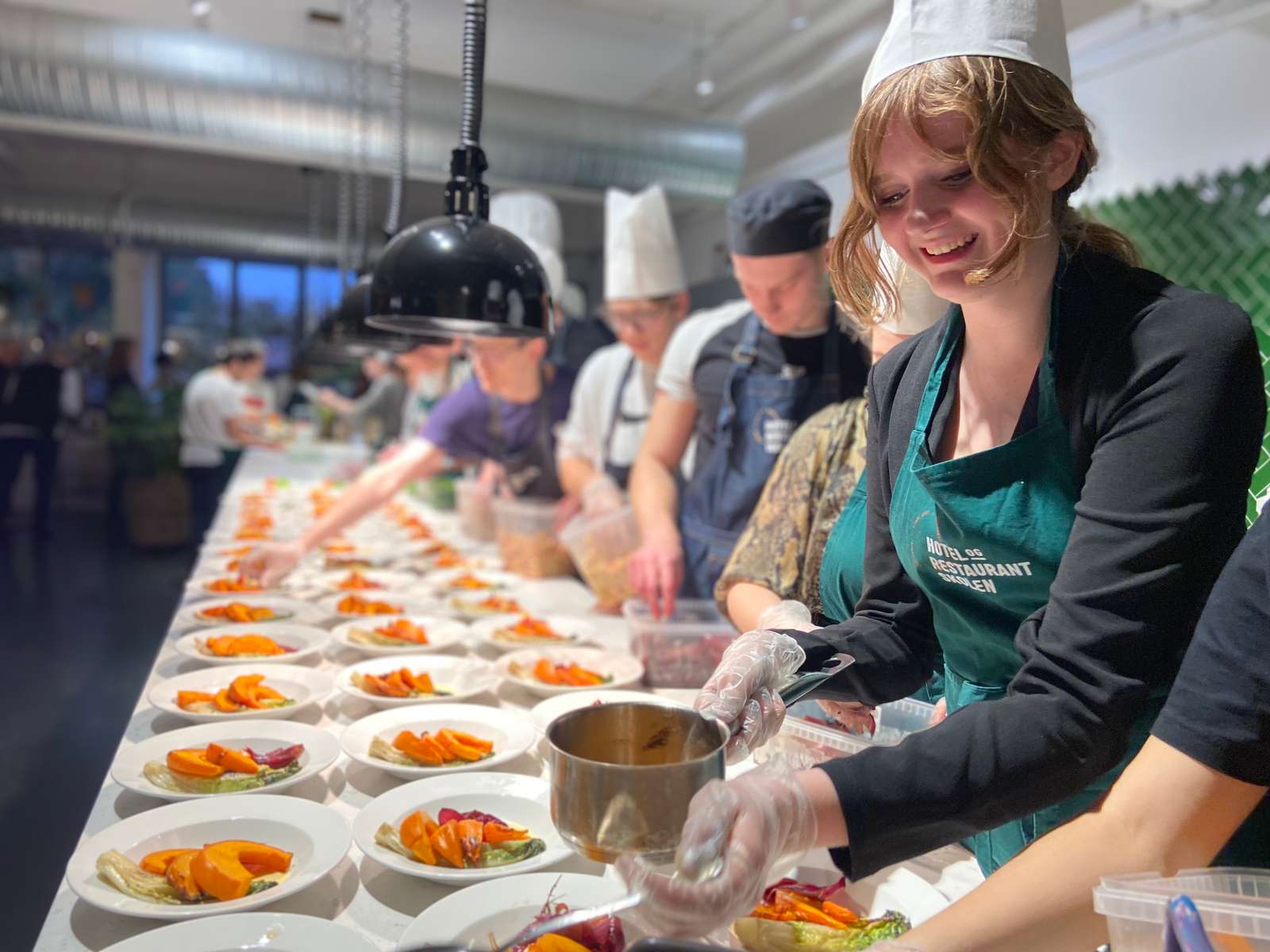 Elever anretter tallerkener med græskar og andet grønt til Kulturnatten på Hotel- og Restaurantskolen