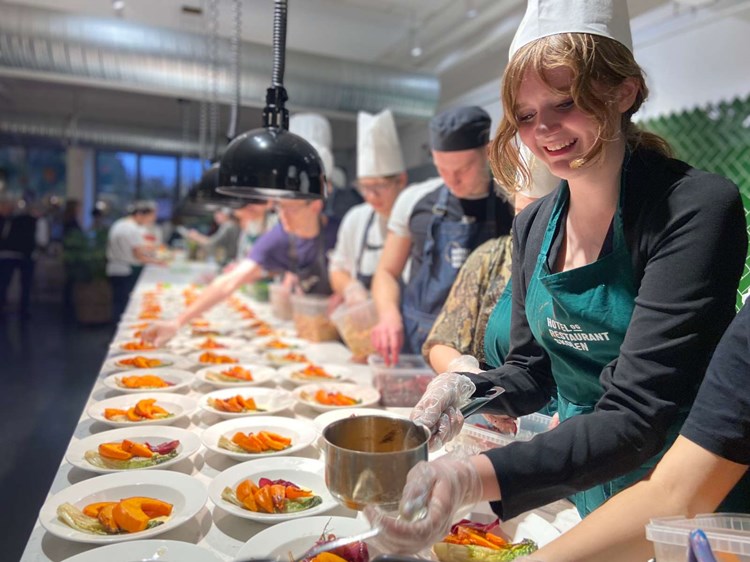 Elever anretter tallerkener med græskar og andet grønt til Kulturnatten på Hotel- og Restaurantskolen