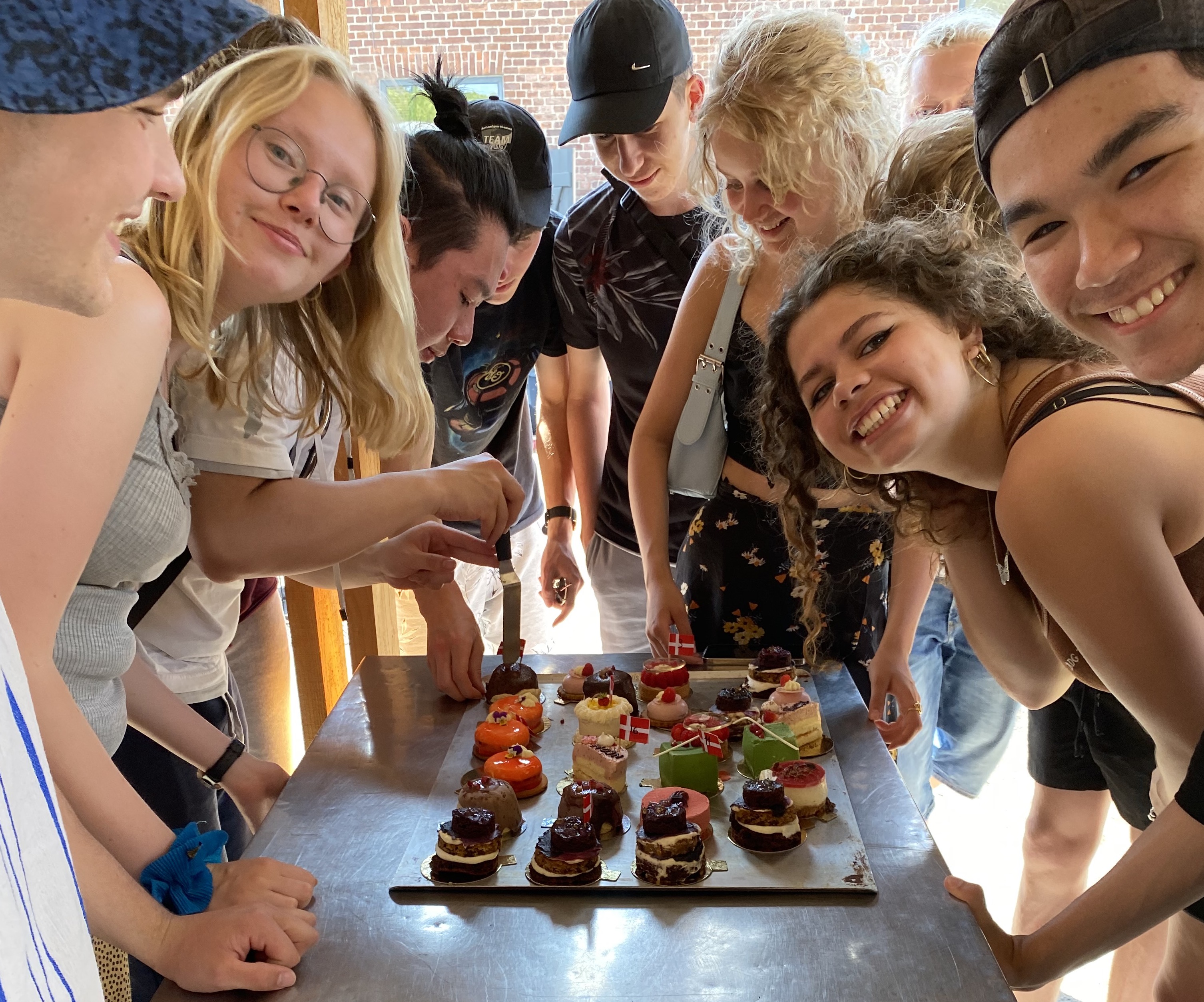 Elever smager på kager til fredagsbar på skolen.