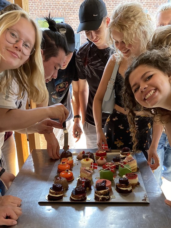 Elever smager på kager til fredagsbar på skolen.