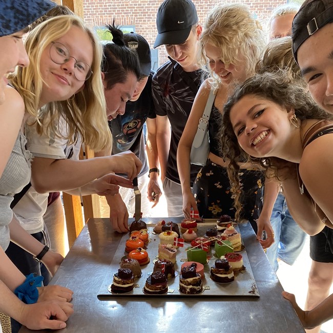 Elever smager på kager til fredagsbar på skolen.