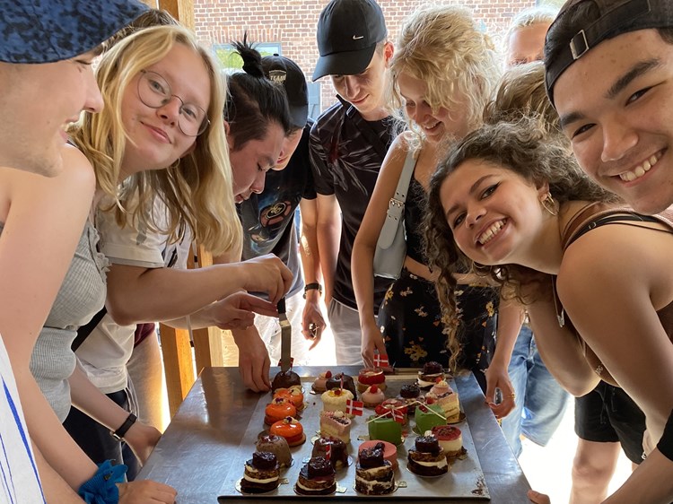 Elever smager på kager til fredagsbar på skolen.